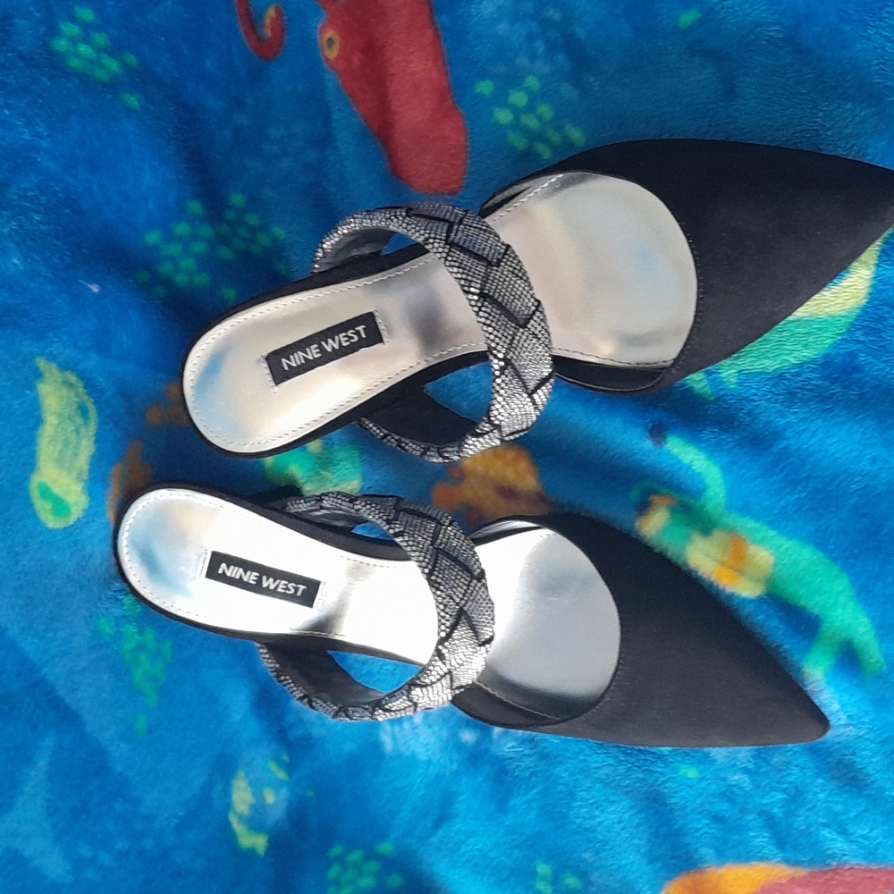 Nine West Blk & Silver dress shoes.